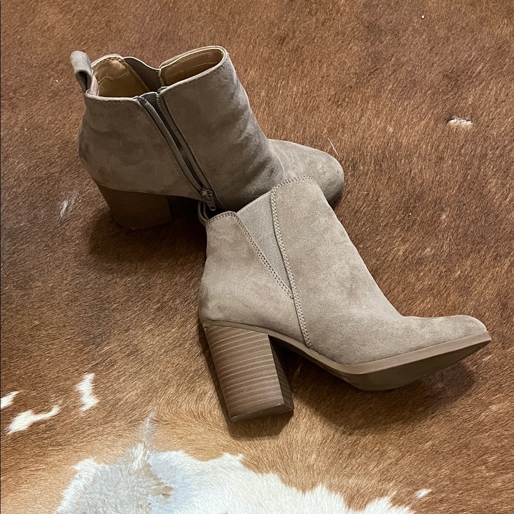 EXPRESS Tan Suede Ankle Boots SZ 6